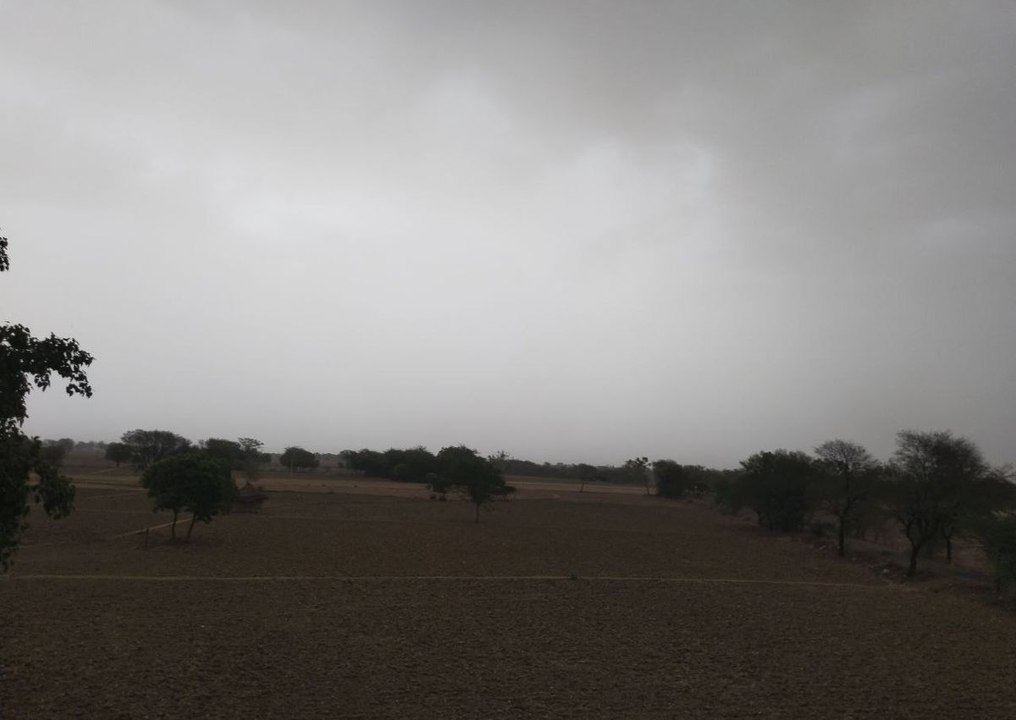 धूल भरी आंधी के साथ आई बरसात, गर्मी से मिली राह...