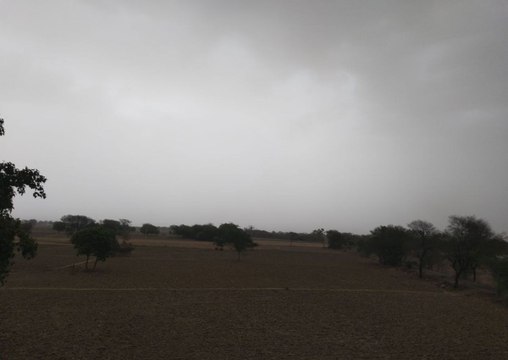 धूल भरी आंधी के साथ आई बरसात, गर्मी से मिली राहत....देखें वीडियो