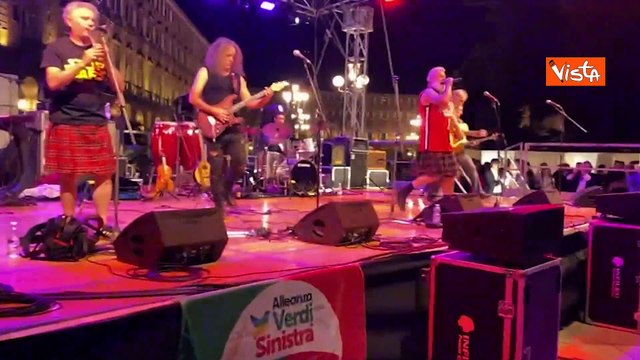 I Modena City Ramblers cantano I Cento Passi alla chiusura della campagna elettorale di Avs