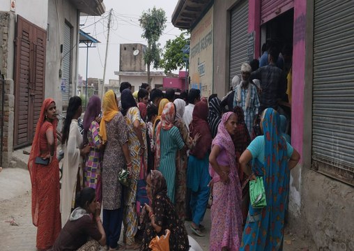 दो माह बाद आया गरीब का निवाला, 45 डिग्री तापमान में सुबह 6 से शाम 5 बजे तक लगी रही भीड़...देखें यह वीडियों