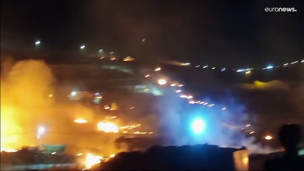 شاهد: مستوطنون إسرائيليون يشعلون النار في قرية فلسطينية بالضفة الغربية المحتلة