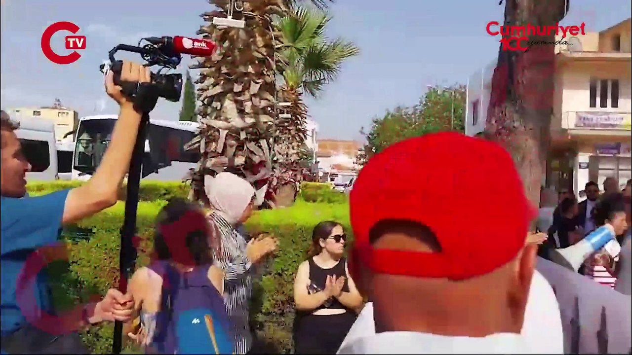 Menemen Belediyesi'nde polis ile CHP'li meclis üyeleri arasında arbede