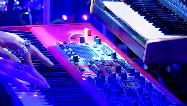 Vitaa - Avant toi (Live) - Le Grand Studio RTL