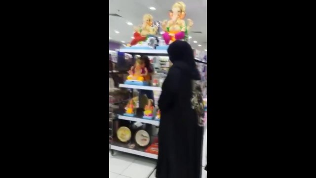 عرب خاتون کی بت توڑنے کی ویڈیو وائر|مال میں رکھے بت توڑ ڈالے|Javed Assad|The woman broke the