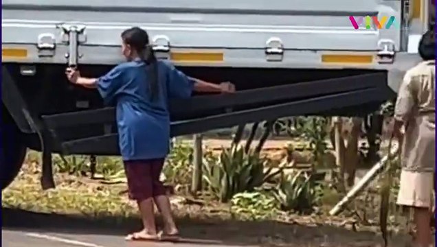 Aksi Emak-emak Tak Kenal Lelah Dorong Tronton Mogok