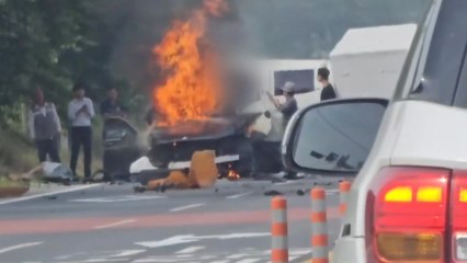 화물차·승용차 충돌 후 화재...3명 사망 / YTN