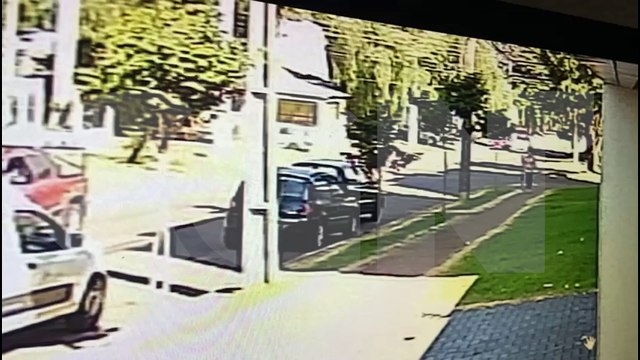 Câmera flagra colisão entre carros e moto no Bairro Pacaembu