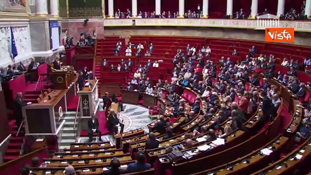 La standing ovation per Zelensky al Parlamento francese