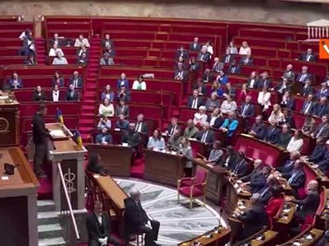 La standing ovation per Zelensky al Parlamento francese