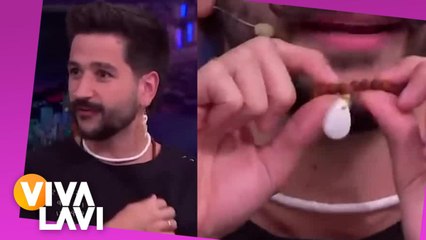 Camilo presume collar hecho con leche materna de Eva Luna