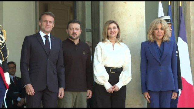 Ucraina: Zelensky arrivato all'Eliseo, accolto da Macron
