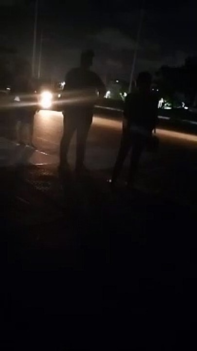 VÍDEO: Ponto de ônibus fica às escuras no CAB e passageiros reclamam da falta de iluminação no local; assista
