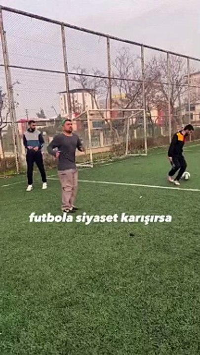 "Futbola siyaset karışırsa nasıl olur?" sorusunu bir videoyla cevaplayan gençlerin videosu milyonlarca kez izlendi