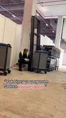 Fabrika emekçisi olan yorgun babasının videosu sosyal medyada gündem oldu. "Uyusam geçer"
