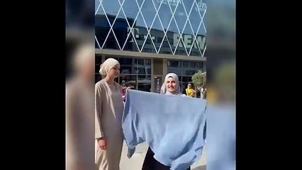 Alman kadın sokak ortasında tesettüre girdi