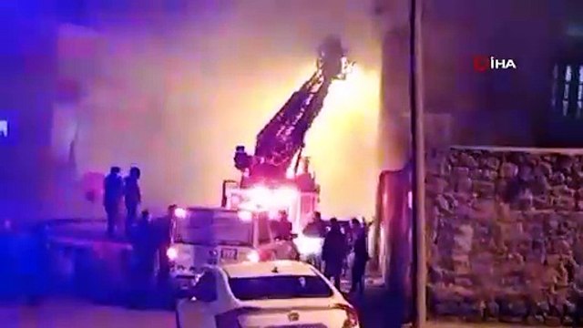 3 katlı binada yangın çıktı. Bina kullanılamaz hale geldi