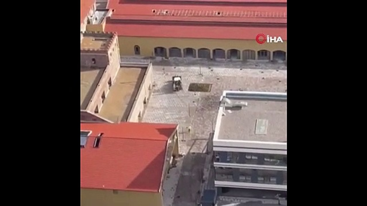Sinirlenen kepçe operatörü çalışma arkadaşlarını kepçeyle kovaladı