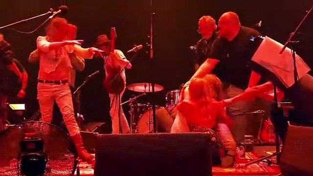 Dünyaca ünlü rock grubunun gitaristi ve solisti sahnede birbirine girdi. Hayranları huşu içinde seyretti