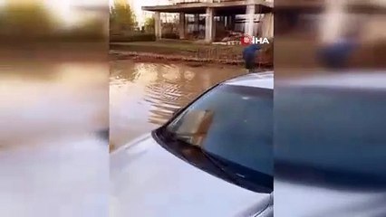 Yağmur yolları nehre çevirdi. Şimşek altında halay çektiler