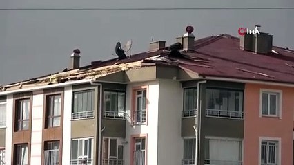 Çatıdan kopan parçalar bir kişiyi yaraladı
