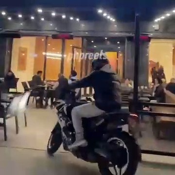 İsrail'i protesto etmek isteyen kişi motoruyla Starbucks'ta lastik yaktı. Evladım Starbucks Katarlı Arapların cahil kalma öğren