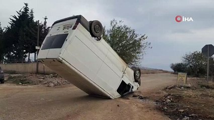 Böyle kaza görülmedi. Kamyonet dik durdu
