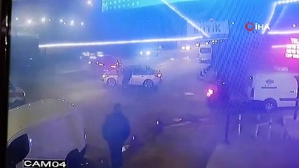 Hatalı dönüşü kazaya sebep oldu.  O anlar kameraya yansıdı