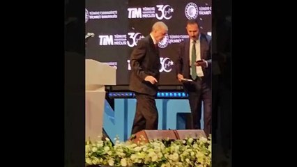 Cumhurbaşkanı Erdoğan, gelen acil telefonla sahneden indir