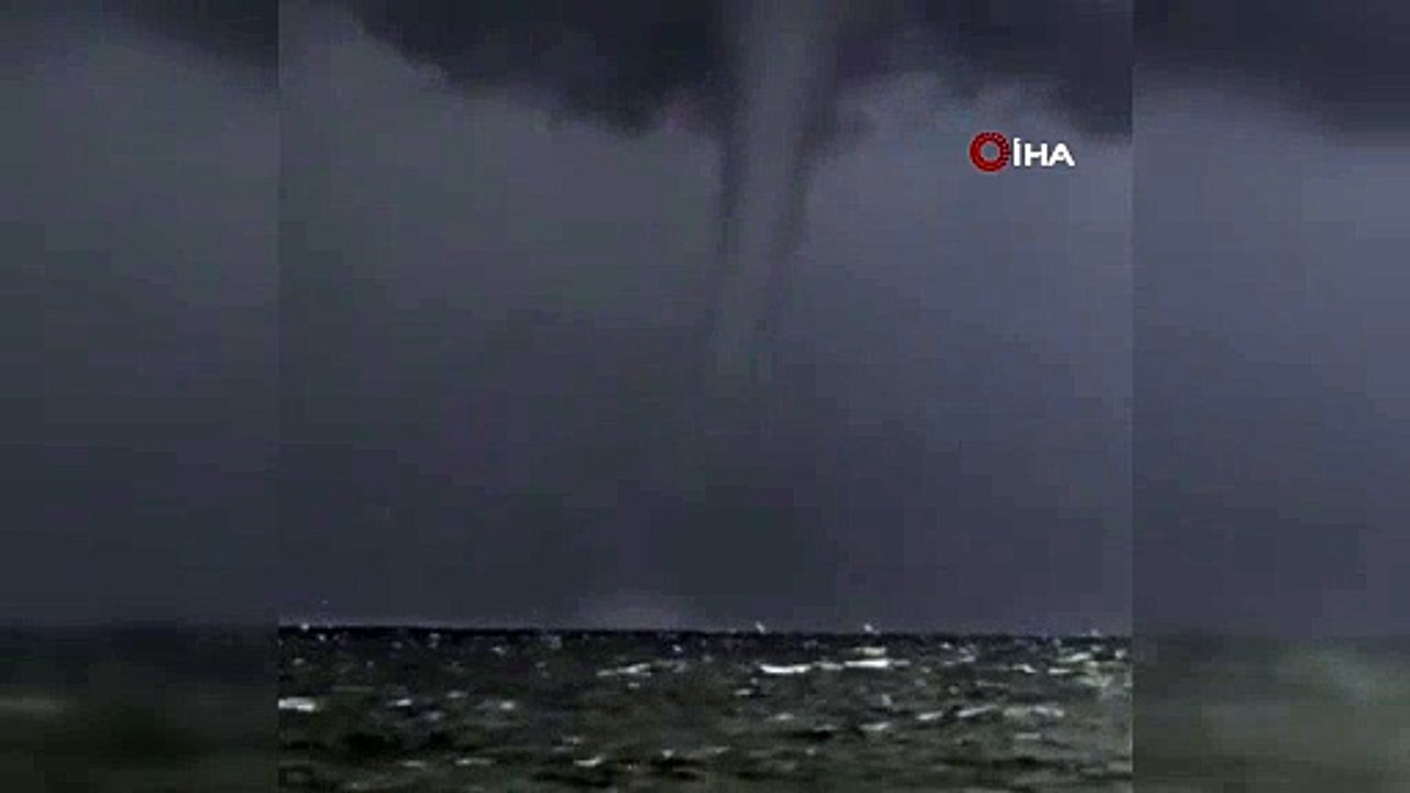Denizcileri önce fırtına sonra hortum vurdu. O anları cesur gemici kaydetti