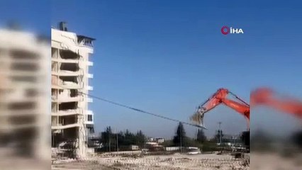 Halatla çekilen 8 katlı bina yerle bir oldu