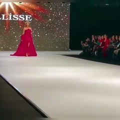 Ünlü manken podyumda  yere yapıştı. Elbisenin azizliğine uğradı