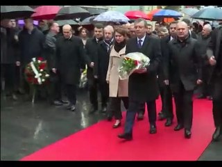 Vicdansız gazetecilik. Özgür Özel şehitler için yapılan anıtta dua etti diye bu başlığı attılar