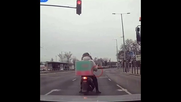 Soğukta elleri üşüyen kuryeye eldivenlerini veren kamyon şoförü