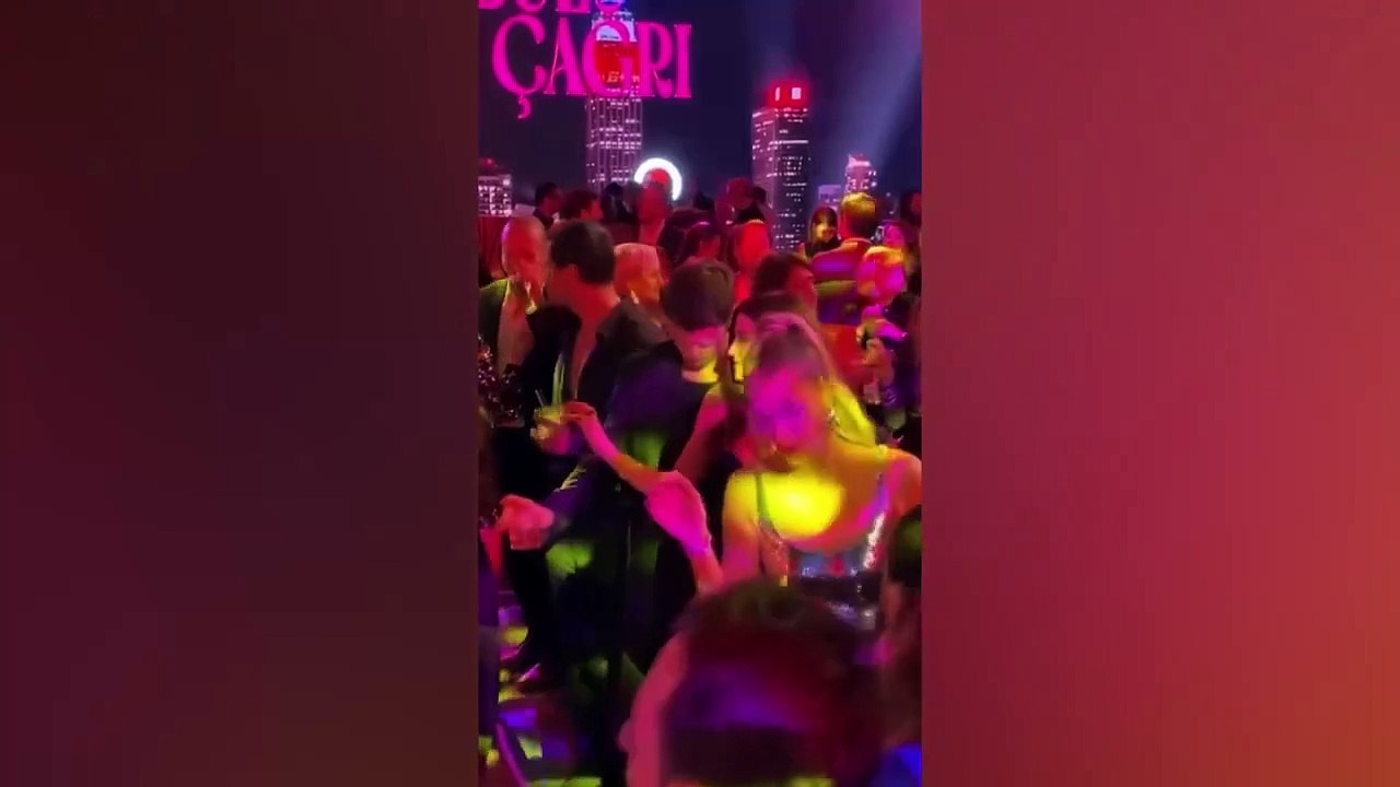 Kıvanç Tatlıtuğ ve Beren Saat filmlerinin galasında eşleriyle dans etti