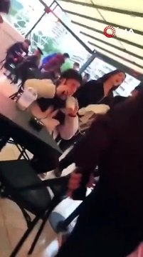 İsrail'i protesto etmek için Starbucks'a gidenlerle müşteriler arasında kavga, ortalık karıştı