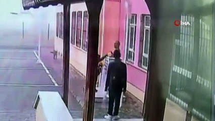 Öğretmenler gününde Atatürk büstüne çiçek bıraktı. İlkokul öğrencisinden duygulandıran  hareket