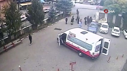 Araç güvenlik kulübesine daldı, 3 arabaya çarparak durdu. İşte o anlar