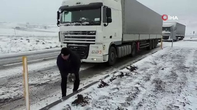 Kars'ta tırlar kar ve tipiden dolayı yolda mahsur kaldı