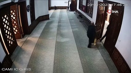 Depreme namaz kılarken yakalandılar. Camideki panik anları kamerada