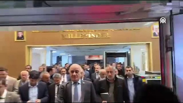 Bakan Özhaseki depreme toplantıda yakalandı. Apar topar dışarı çıktılar