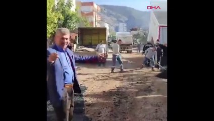 Adana'da 5 yıldır dökülmeyen asfalt bugün dökülünce davul ve zurnayla kutladılar