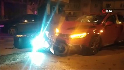 Download Video: Motosiklet otomobille çarpıştı. Motosiklet sürücüsü yaralandı