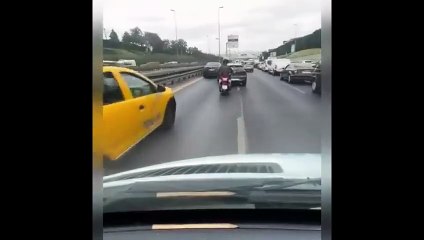 Yine İstanbul yine ambulansa trafiği açmaya çalışan motosikletli...