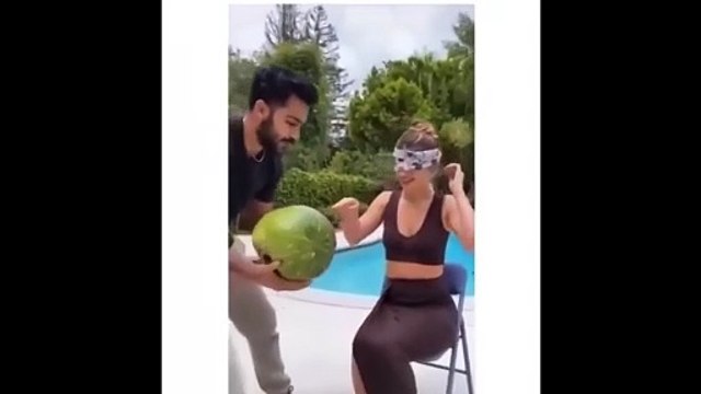 Gözlerini bağladığı kız arkadaşına öyle bir şaka yaptı ki genç kadın neredeyse bayılacaktı