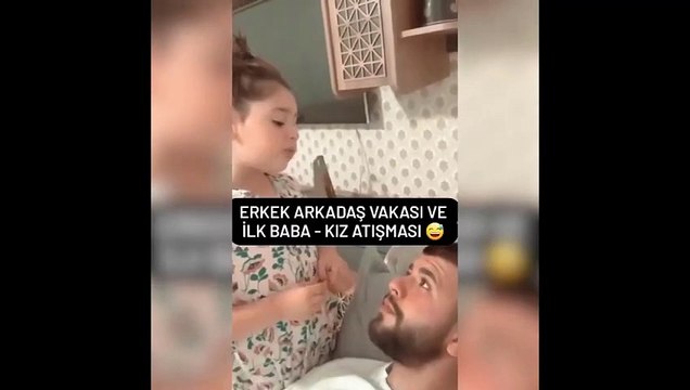 Küçük kız ve babasının erkek arkadaş kavgası: Sen neden bu kadar çok kekosun ya