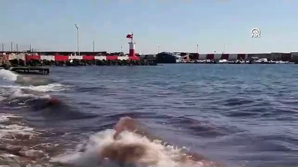 Görenler şoke oldu! Sahil kırmızıya döndü