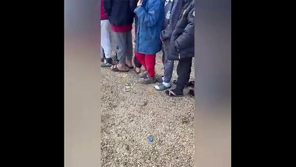 Hatay'da kış günü ayağında çorabı, ayakkabısı olmayan depremzede çocuklar...