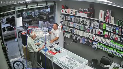 Mersin'de trafikteki arabanın üzerine keçi düştü