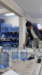 Bir vatandaş 19 litrelik içi su dolu damacanayı küçük pet şişe gibi üç parmağıyla kaldırdı