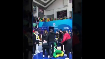 Maçta kavga çıkınca birden Kurtlar Vadisi müziği çalmaya başladı